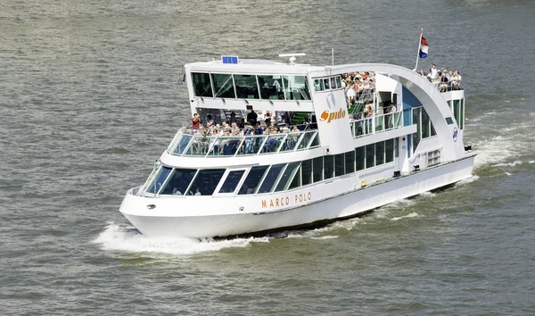 Mensen op cruiseschip in rotterdam — Stockfoto