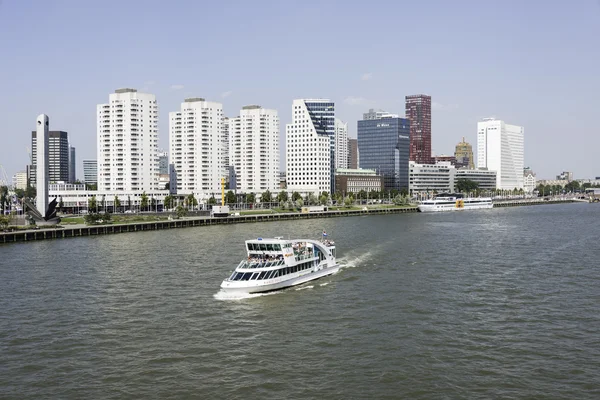Rotterdam manzarası ile yolcu gemisi — Stok fotoğraf