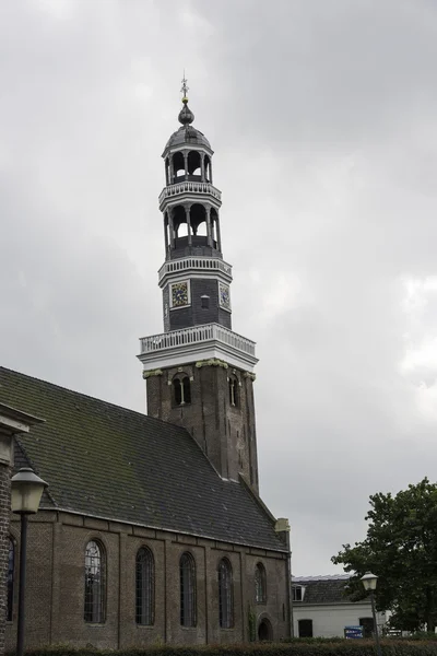 aldeboarn Kilisesi'nin Kulesi yaslanmış