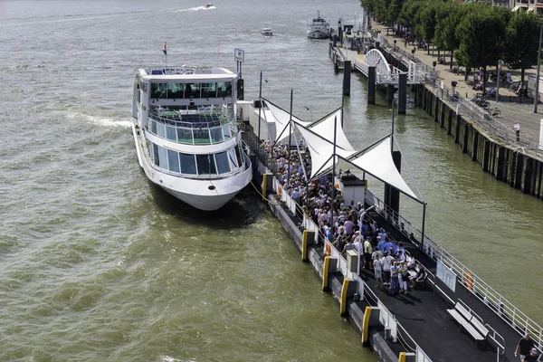 Grand groupe de personnes enregistrées pour une croisière à Rotterdam — Photo