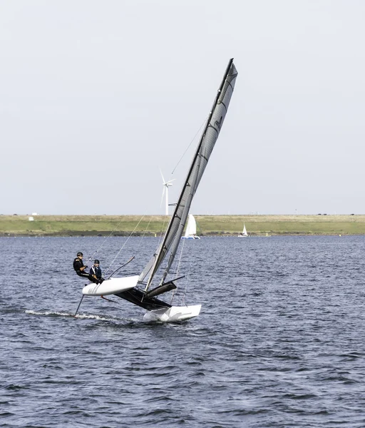 Mensen die actief zijn op de catamaran — Stockfoto