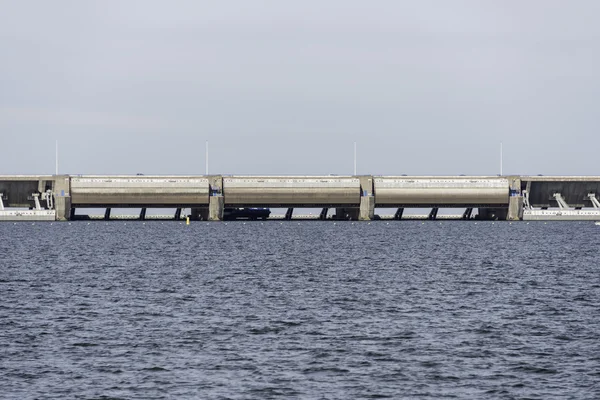 Haringvlietsluizen cerca de Hellevoetsluis deltaworks — Foto de Stock