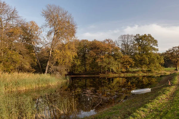가을 색깔의 연못에 있는 두 척의 배 — 스톡 사진