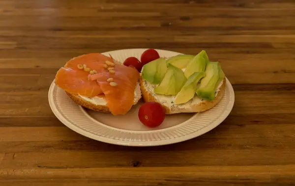 Trevlig färsk lunch med bröd och esalmon — Stockfoto