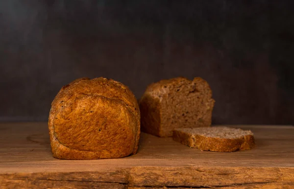 Tahtada taze pişmiş ekmek — Stok fotoğraf
