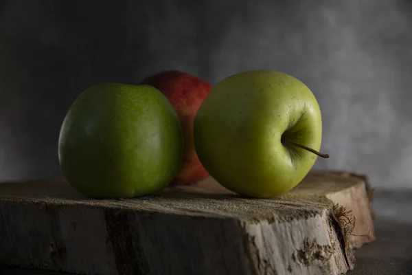 Tre äpplen fortfarande lever — Stockfoto