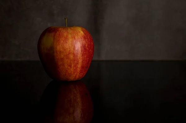 一个红苹果，用黑色隔开 — 图库照片