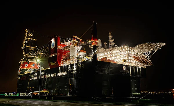 Rettungsboote an einem Teil eines großen Kranschiffs im Hafen von Rotterdam — Stockfoto