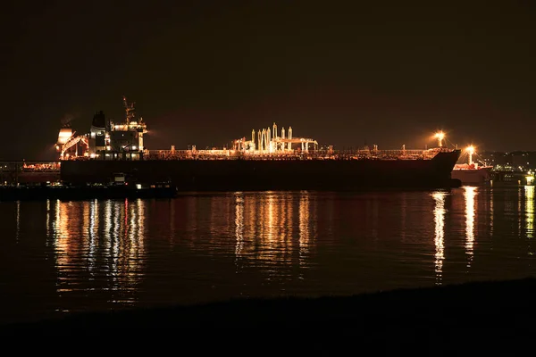 Schip nocą w porcie Rotterdam — Zdjęcie stockowe