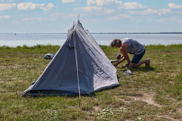 Reife Frau Baut Ein Zelt Auf Und Legt Zeltpflöcke Auf — Stockfoto