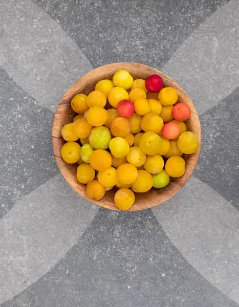 Wooden bowl with fresh apricots — Stock Photo, Image