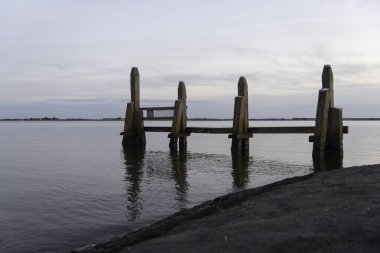 Limandaki gemileri bağlamak için kafes işi.
