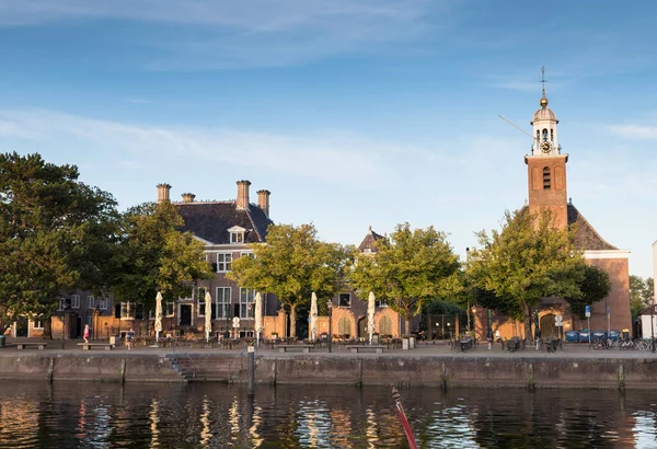 Vista da cidade com porto e igreja Vestingkerk em Hellevoetsluis ao entardecer, Holanda do Sul, Países Baixos — Fotografia de Stock