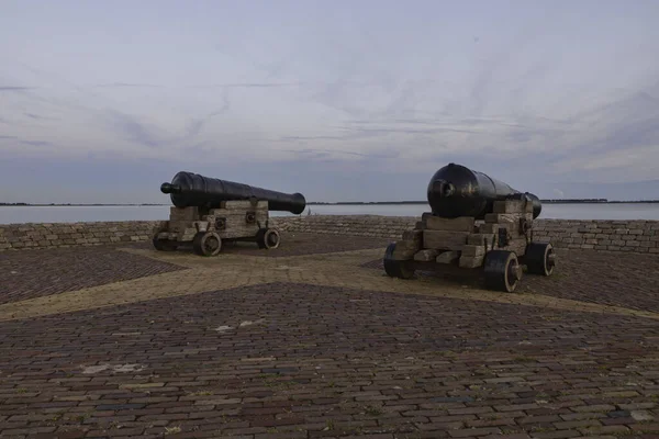Пушки в гавани Голландии — стоковое фото