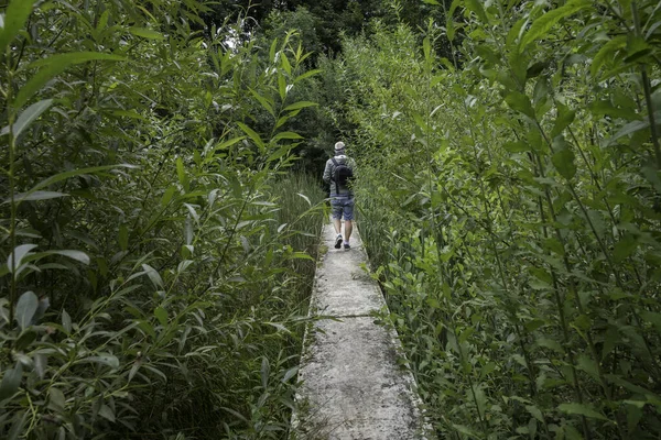 Erwachsener Mann mit Rucksack in der Natur — Stockfoto