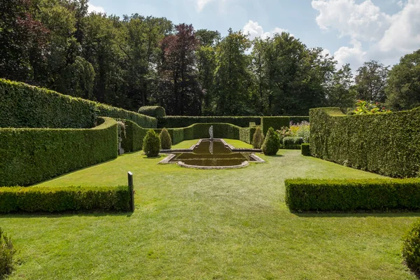 Зеленый английский сад — стоковое фото