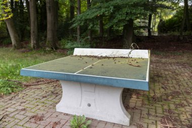 Eski masa tenisi masası dışarıda.