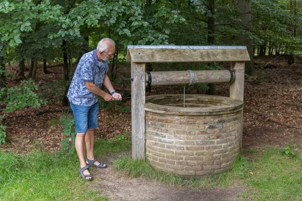 Vecchio pozzo d'acqua di pietra — Foto Stock
