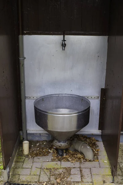Altes Waschbecken für Schmutzwasser auf dem Campingplatz — Stockfoto