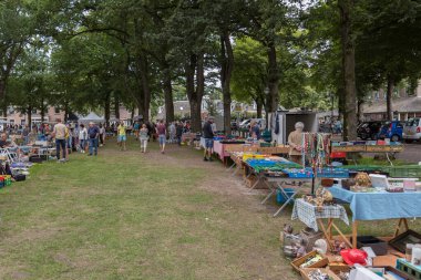 Hollanda 'daki Dwingeloo' da yıllık garaj satışı.