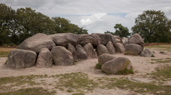 Altes Steingrab wie ein großer Dolmen in Drenthe Holland — Stockfoto