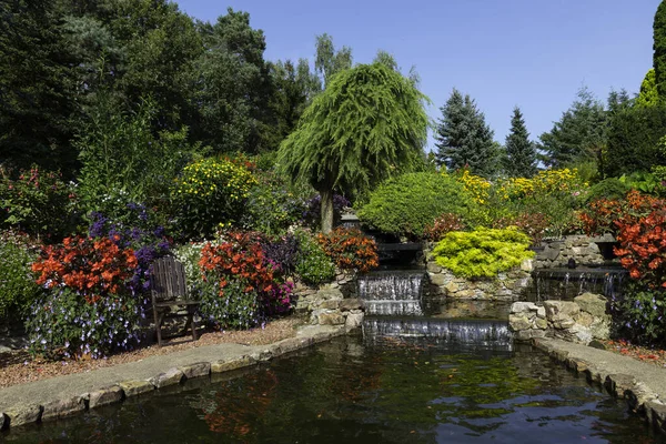 Fiori e cascata in un giardino in Olanda — Foto Stock