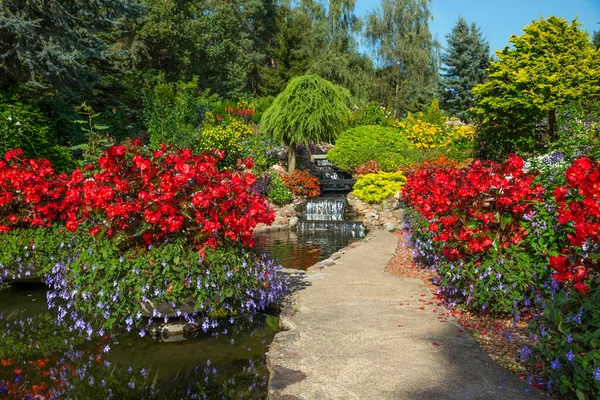 Bloemen en waterval in een tuin in Holland — Stockfoto