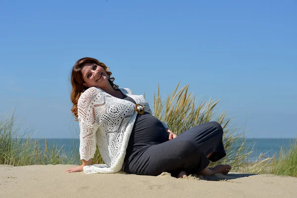 Zwangere vrouw op het strand — Stockfoto