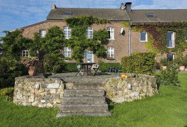 Alter Bauernhof mit Terrasse aus alten Felsen — Stockfoto