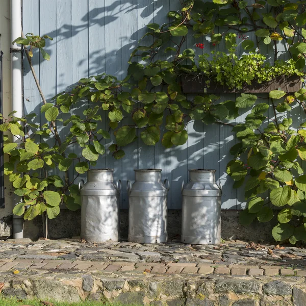 Drei Urnen auf einem Bauernhof — Stockfoto