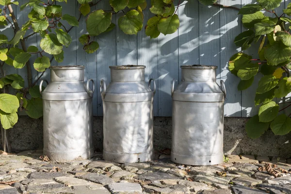 Tre urne in una fattoria — Foto Stock