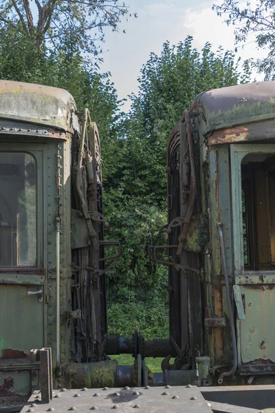 Dwa stare zardzewiałe pociągi w trainstation hombourg — Zdjęcie stockowe