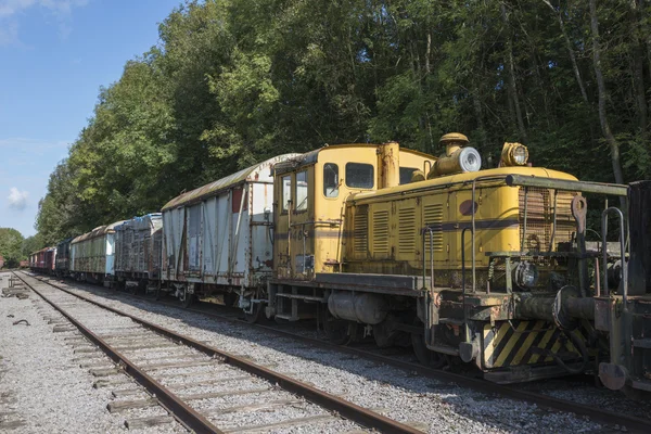 Oude verroeste trein met locomotief op treinstation hombourg — Stockfoto