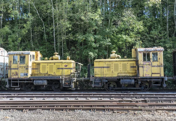 Twee oude gele locomitives — Stockfoto