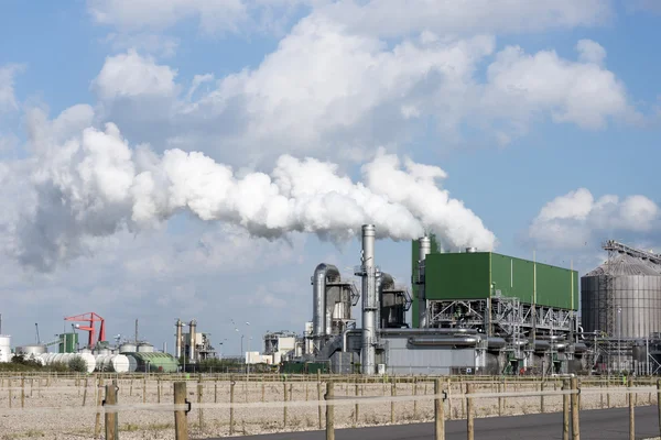 Industrie mit Verschmutzungsgefäßen Rohre und andere Ausrüstung — Stockfoto