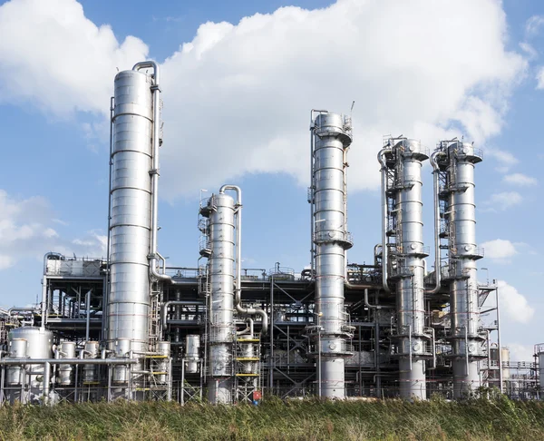 Kimyasal petrol tesisi ekipman benzin damıtım — Stok fotoğraf