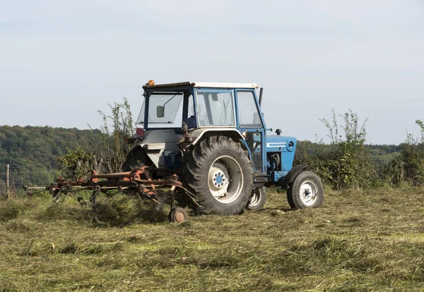 Agricoltore con falciatrice falciatrice erba — Foto Stock