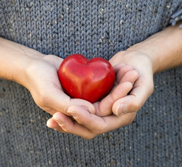 Donna mostrando cuore rosso di amore — Foto Stock