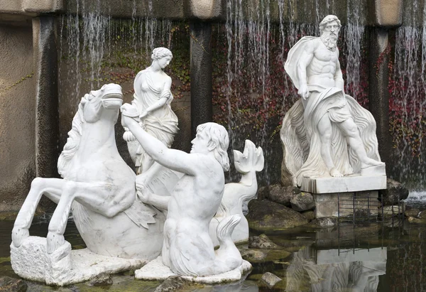 Скульптуры из белого мрамора — стоковое фото