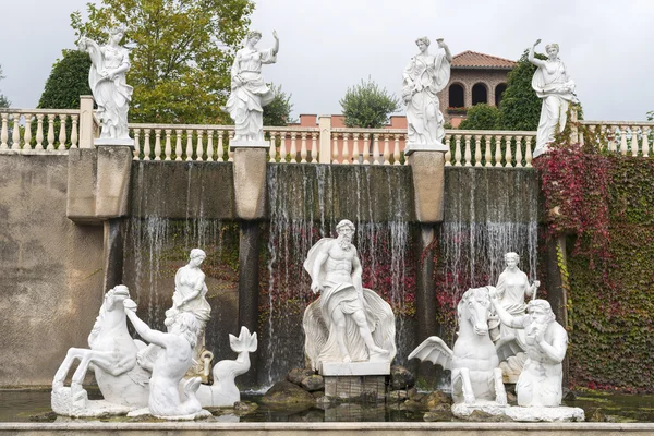 Jardin itailien avec sculptures et cascade — Photo