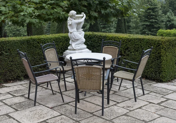 Italiaanse tuin met stoelen en tafel — Stockfoto