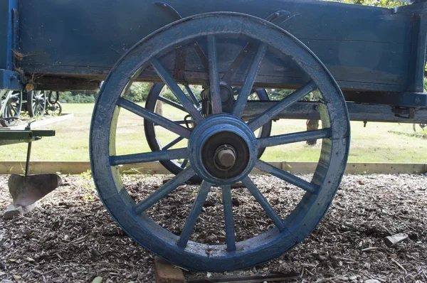 Старое синее колесо — стоковое фото