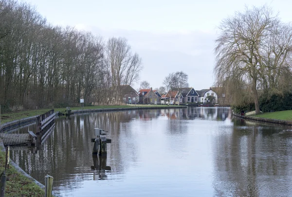 オランダの水の近くの村 — ストック写真