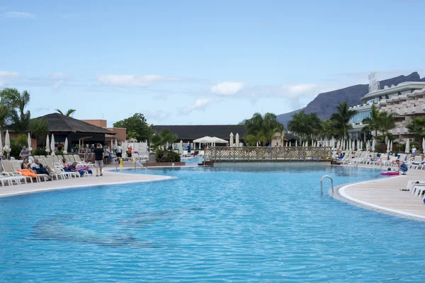 People near the swimming pool — Stock Photo, Image