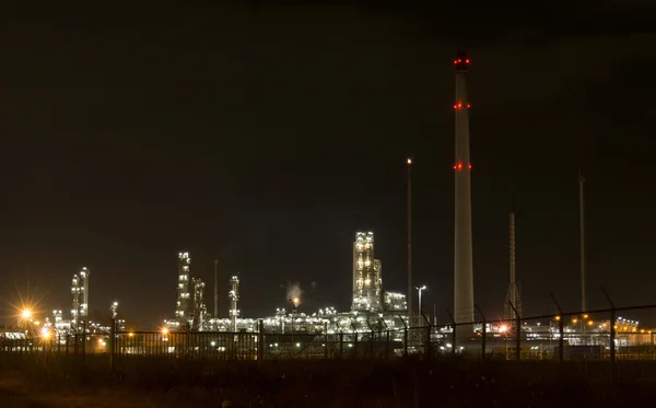 Planta en la noche con luces —  Fotos de Stock