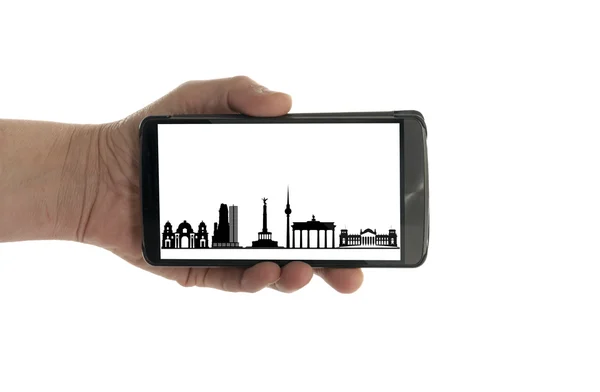 Vrouwelijke hand met mobiele telefoon Berlijn skyline — Stockfoto