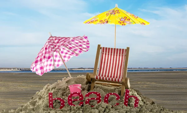 Sombrillas y texto de playa en la arena — Foto de Stock