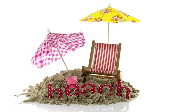 遮阳伞和沙滩文本在沙子里 — 图库照片