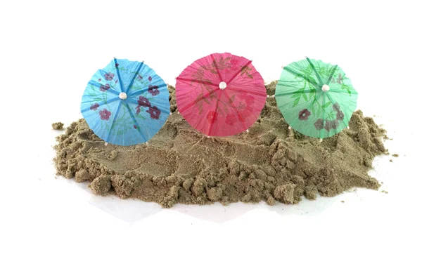Коктейльный зонтик в песчаном холме — стоковое фото