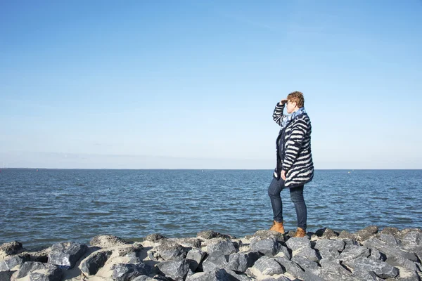 Žena při pohledu na obzoru — Stock fotografie